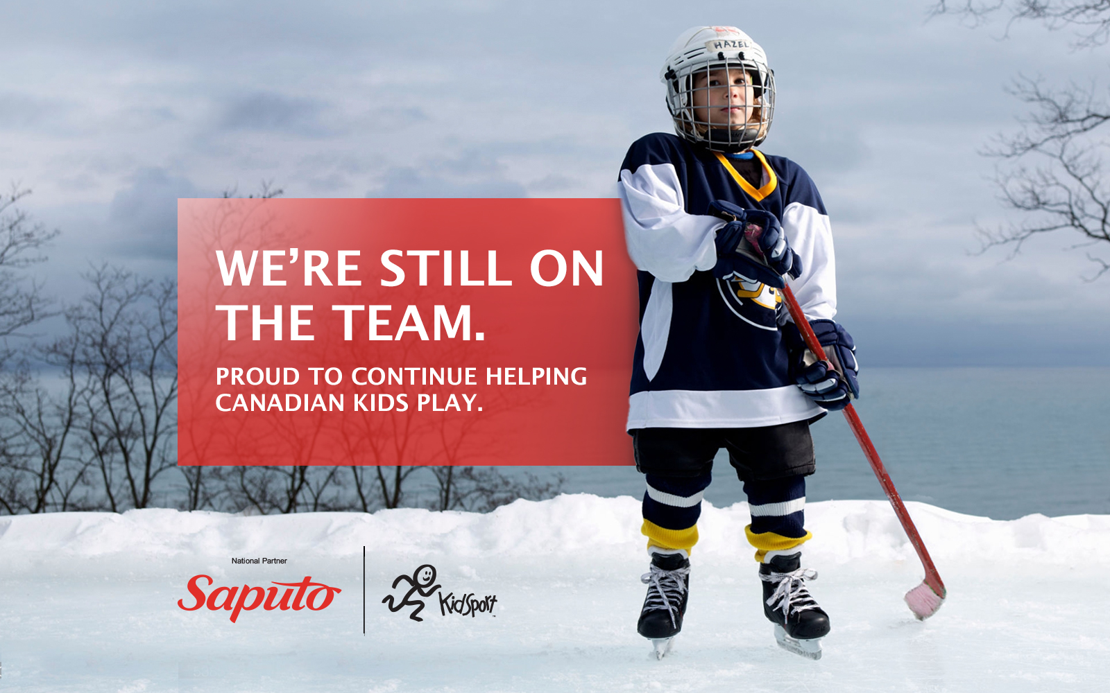 Nous sommes toujours dans l'équipe. Saputo est fier de continuer à aider les enfants canadiens à jouer.