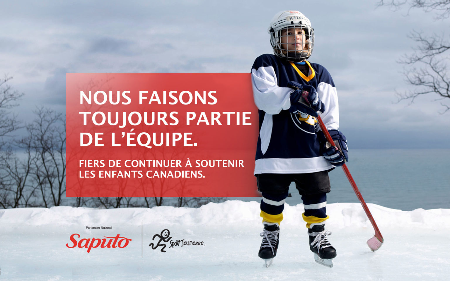 Nous sommes toujours dans l'équipe. Saputo est fier de continuer à aider les enfants canadiens à jouer.