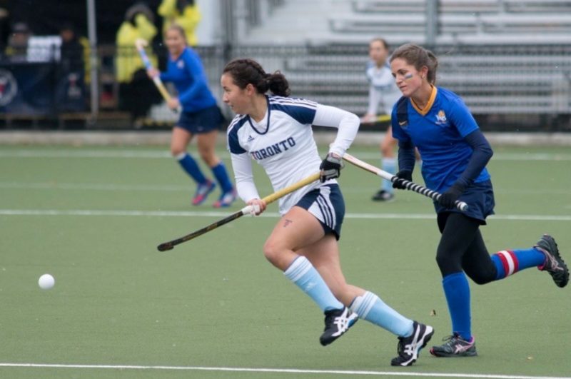 Alison Lee playing field hockey for university of toronto